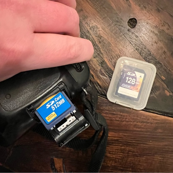 Nikon D50 DSLR Camera w/Accessories - Picture 15 of 16